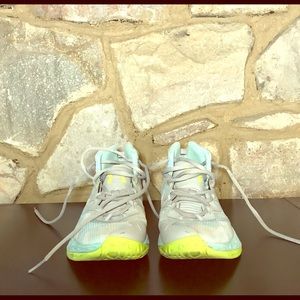 Youth UA Size 4 Basketball Sneakers